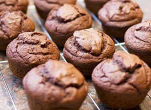 How to bake muffins with fillings at home